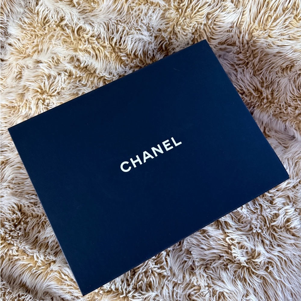 Chanel LARGE CLASSIC HANDBAG
Grained Calfskin & Gold-Tone Metal retail $11,700 - Picture 15 of 15